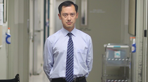 Andrew Wei standing in a laboratory