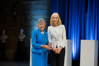 Wendy Erber receiving University of Sydney Alumni Award 2021 